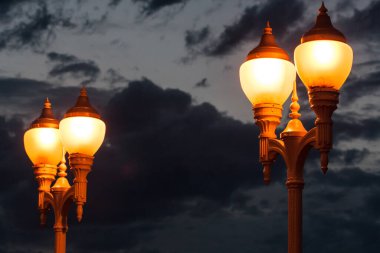 Alacakaranlıkta sokak lambası.