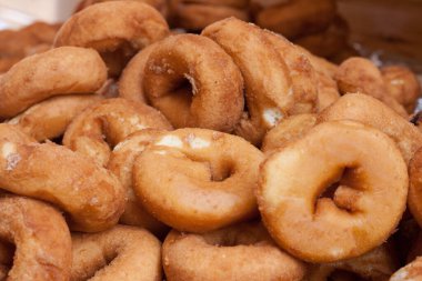 Bir dükkanda tatlı ve ekşi kremalı çörekler