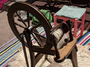 Ahşap arka planı olan eski dikiş makinesi.