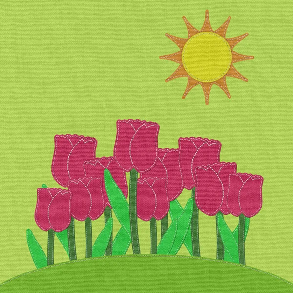 Тюльпан на зеленом травяном поле с тканевым фоном в стиле стежка — стоковое фото