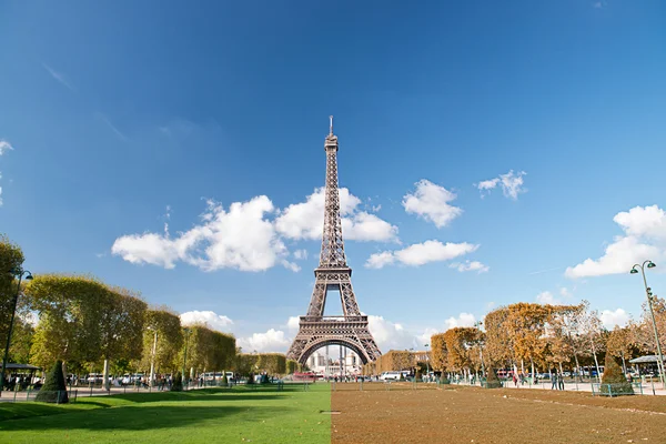 A Torre Eiffel em Paris, França - Conceito de Chnage Temporada — Fotografia de Stock