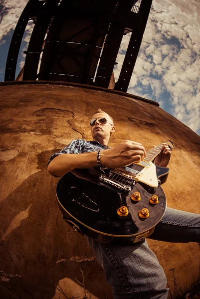 Homem com guitarra — Fotografia de Stock