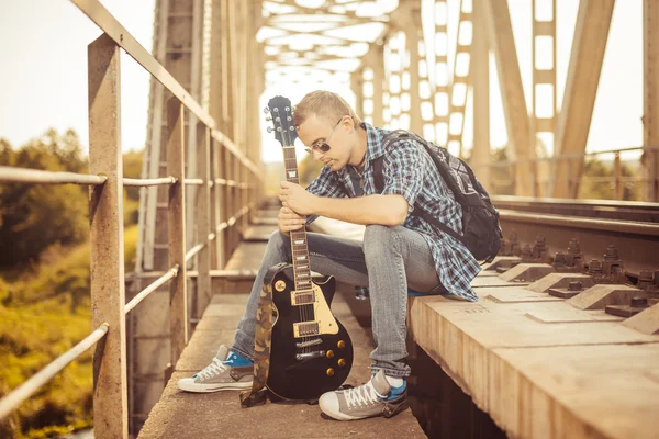 Homem com guitarra — Fotografia de Stock