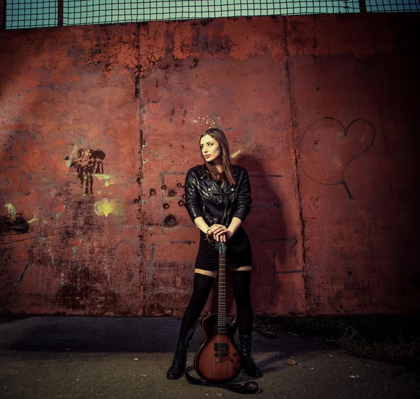 Kvinna med gitarr — Stockfoto