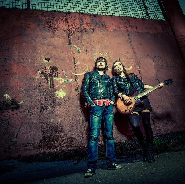 Gitarlı genç çift