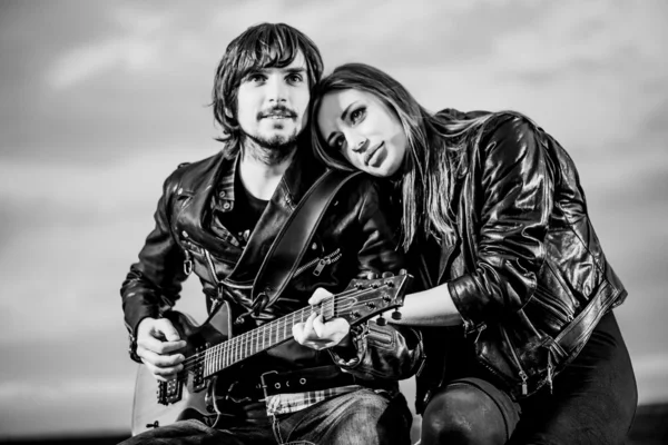 Preciosa pareja con guitarra — Foto de Stock