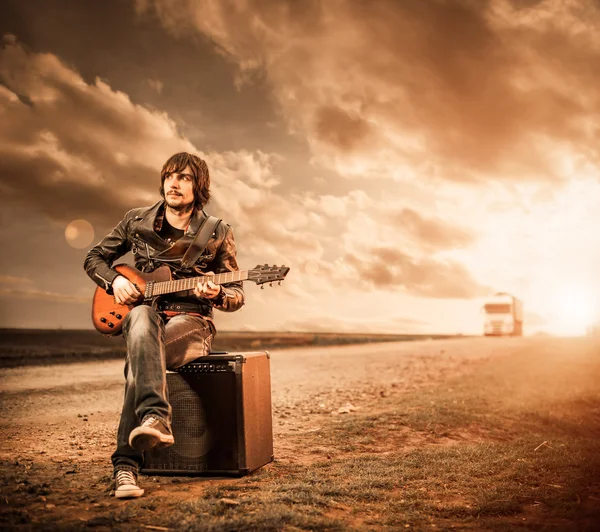 日没のギタリスト — ストック写真