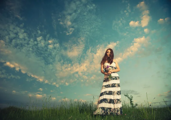Молодая женщина и закат неба — стоковое фото