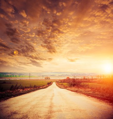 günbatımı kırsal yol