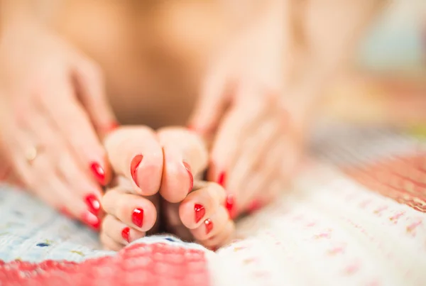 Pés femininos com unhas vermelhas — Fotografia de Stock