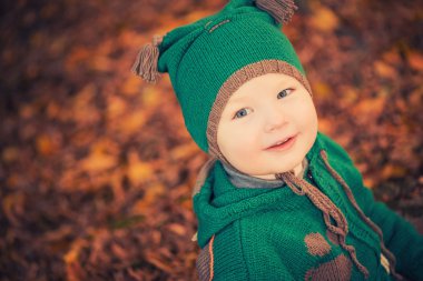 yeşil şapkalı çocuk gülümseyen