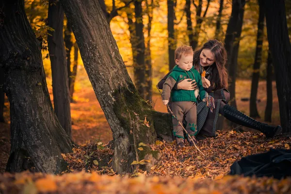 Mère avec fils à la forêt d'automne — Photo