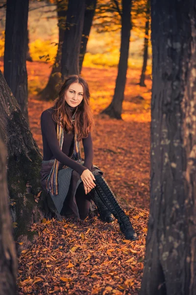 Femme dans la forêt — Photo