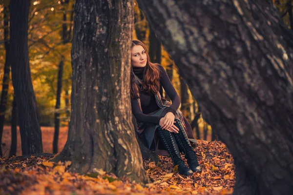 Dáma v lese na podzim — Stock fotografie