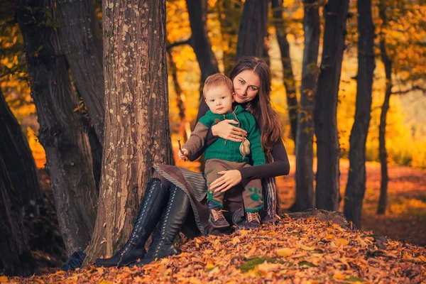 Mãe com filho na floresta de outono — Fotografia de Stock