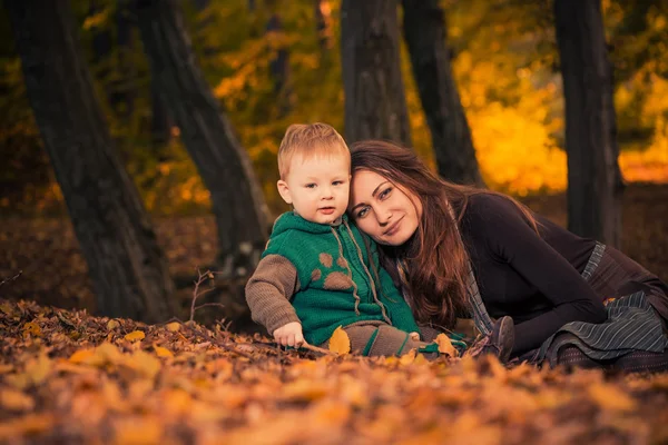 Mamma med son på hösten skogen — Stockfoto