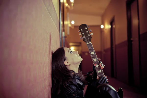 Vrouw met gitaar — Stockfoto