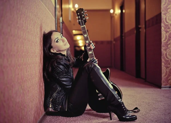 ギターを持つ女性 — ストック写真