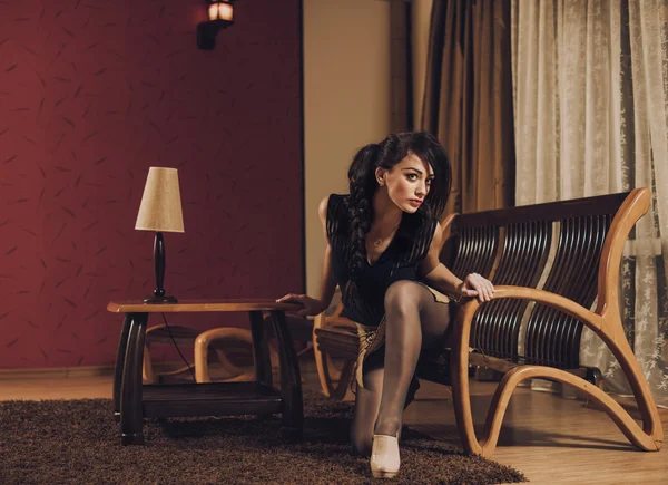 Sexy brunet op hotelkamer — Stockfoto