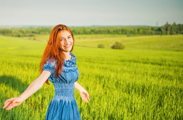 Šťastná žena v poli — Stock fotografie