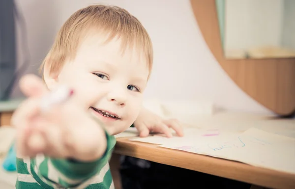 Ragazzo che mostra penna da disegno — Foto Stock