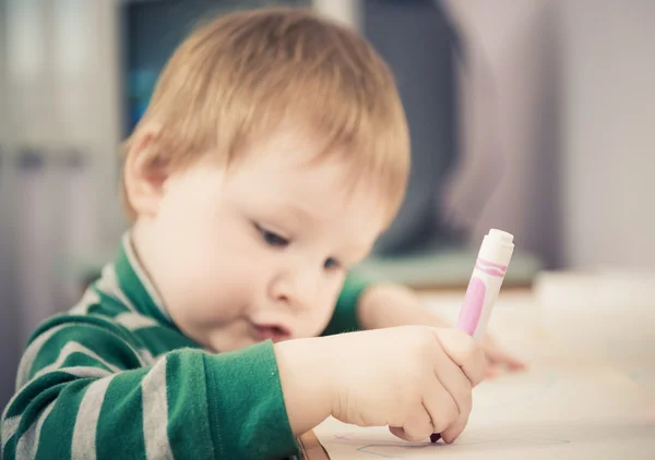 Ragazzo che disegna una linea — Foto Stock