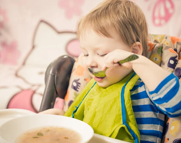 Pojken äta soppa — Stockfoto