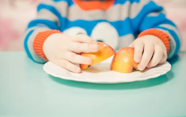 Barn med äpple — Stockfoto