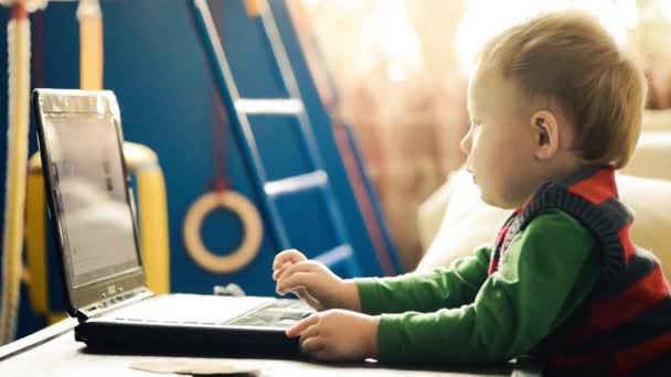 Niño explorando portátil — Vídeos de Stock