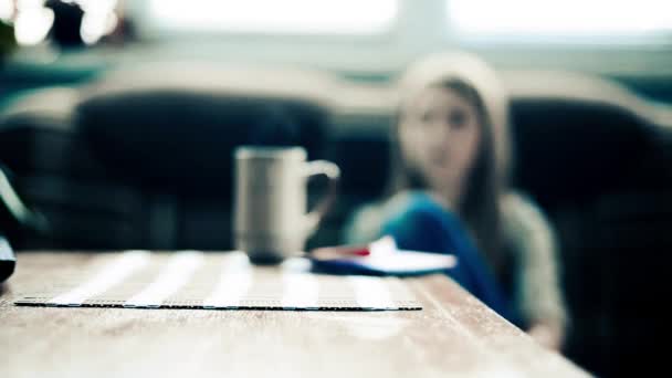 Adolescente bebidas mañana choko — Vídeos de Stock