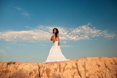 tepe üzerinde çıplak kadın