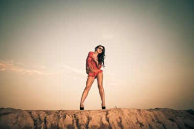 tepe üzerinde seksi kadın