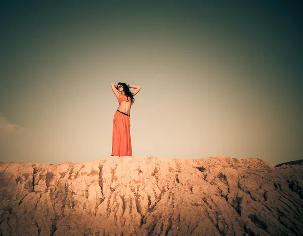 Сексуальная женщина на холме — стоковое фото
