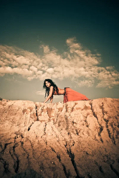 Kobieta na wzgórzu — Zdjęcie stockowe