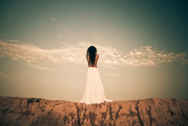 tepe üzerinde çıplak kadın