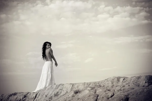 Tepe üzerinde çıplak kadın — Stok fotoğraf
