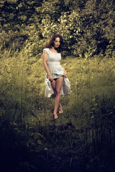 Sexy signora nella foresta — Foto Stock