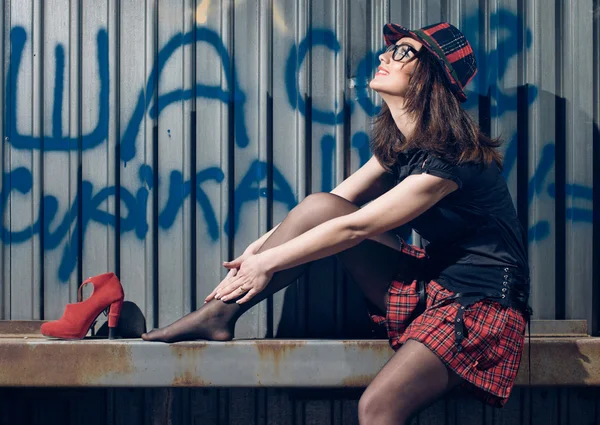 Woman at graffiti wall — Stock Photo, Image