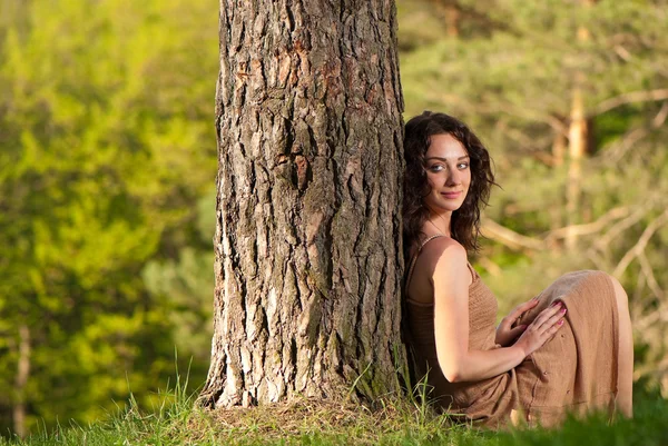 Женщина под деревом — стоковое фото