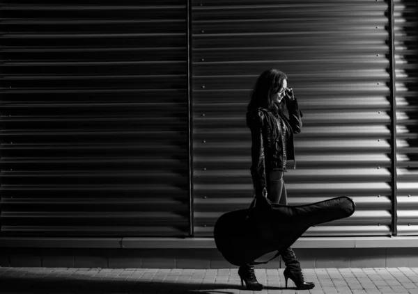 Žena s kytarou — Stock fotografie