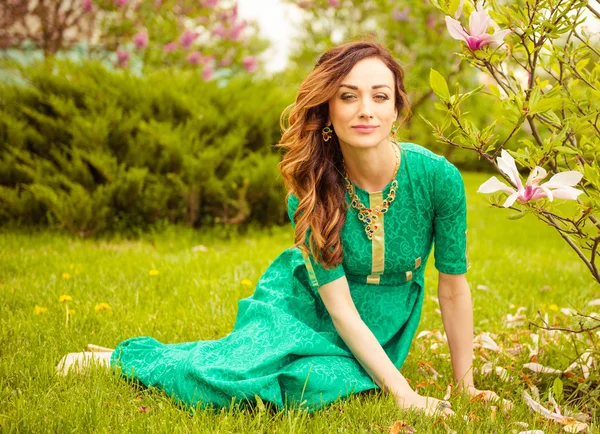 Mujer en verde en el jardín de primavera — Foto de Stock