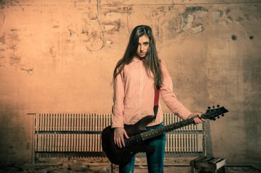 Gitar çalan kadın