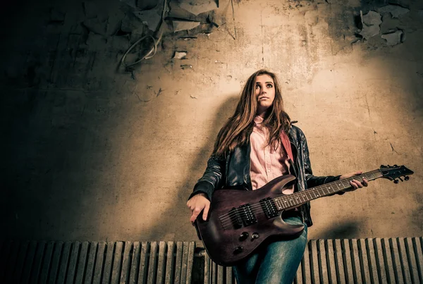 Kvinna med gitarr — Stockfoto