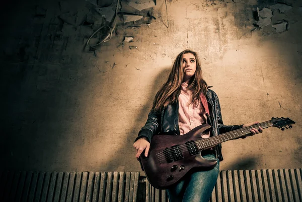 Woman with guitar — Stock Photo, Image