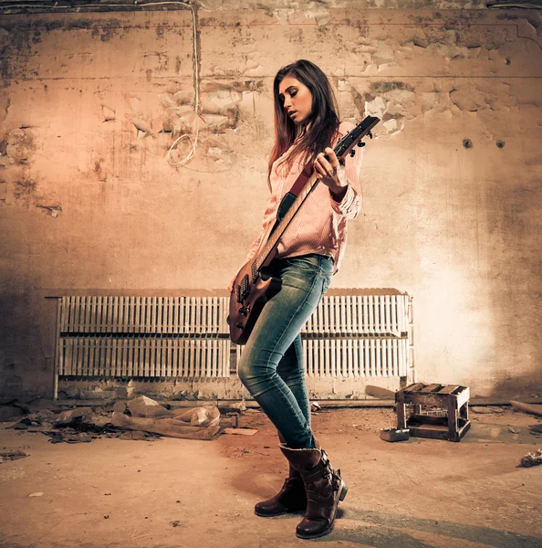 Mulher tocando guitarra — Fotografia de Stock