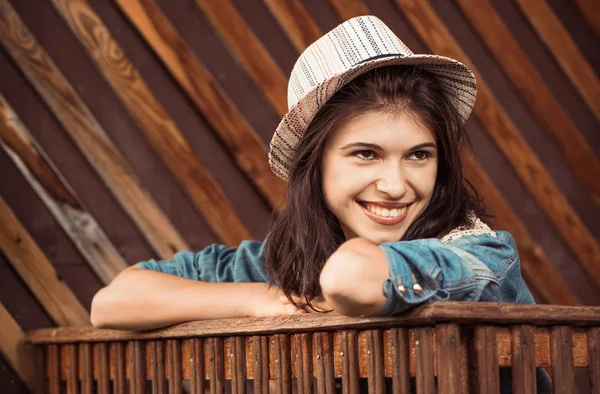 Usměvavá brunet portrét v klobouku — Stock fotografie