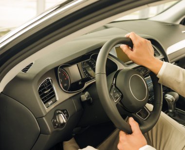 sürücü direksiyonda