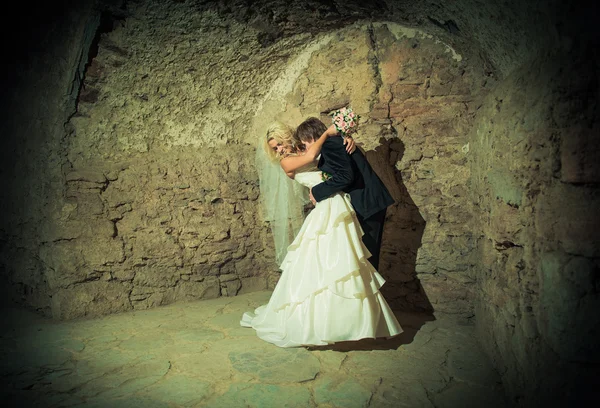 在黑暗的废墟接吻的夫妇 — 图库照片
