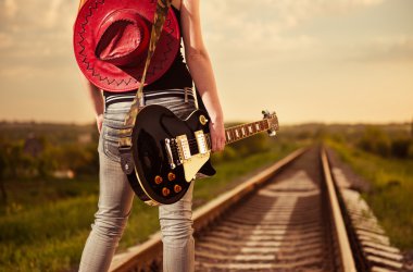 Demiryolu de gitar kadınla
