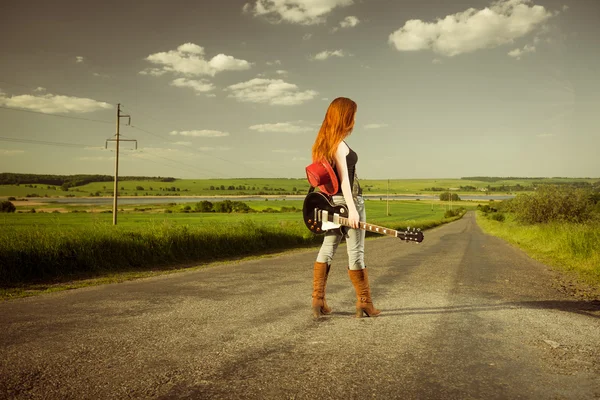 Guitarrista en la autopista — Foto de Stock